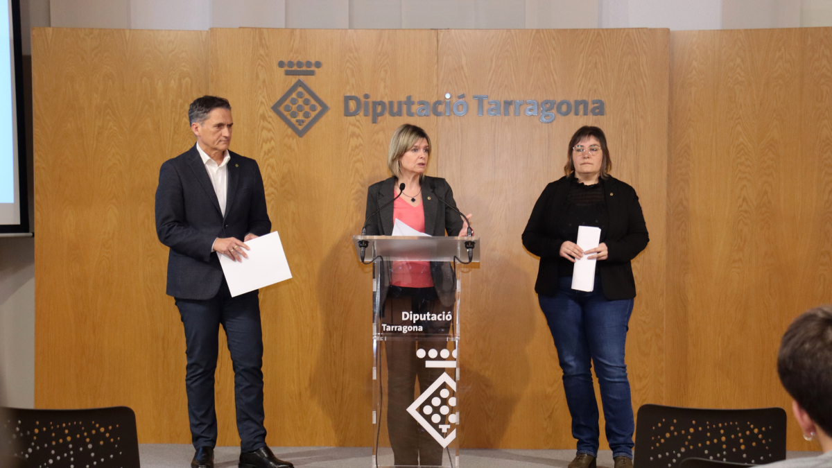 La presidenta de la Diputación de Tarragona, Noemí Llauradó, acompañada en rueda de prensa de la diputada delegada de Transición Ecológica, Carme Ferrer, y del diputado delegado de Proyectos Europeos, Josep Baiges.