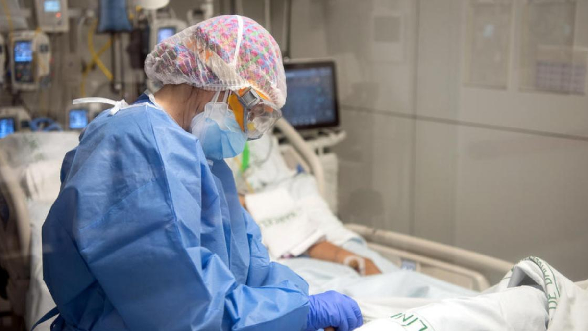 Imagen de una enfermera con un paciente con covid.
