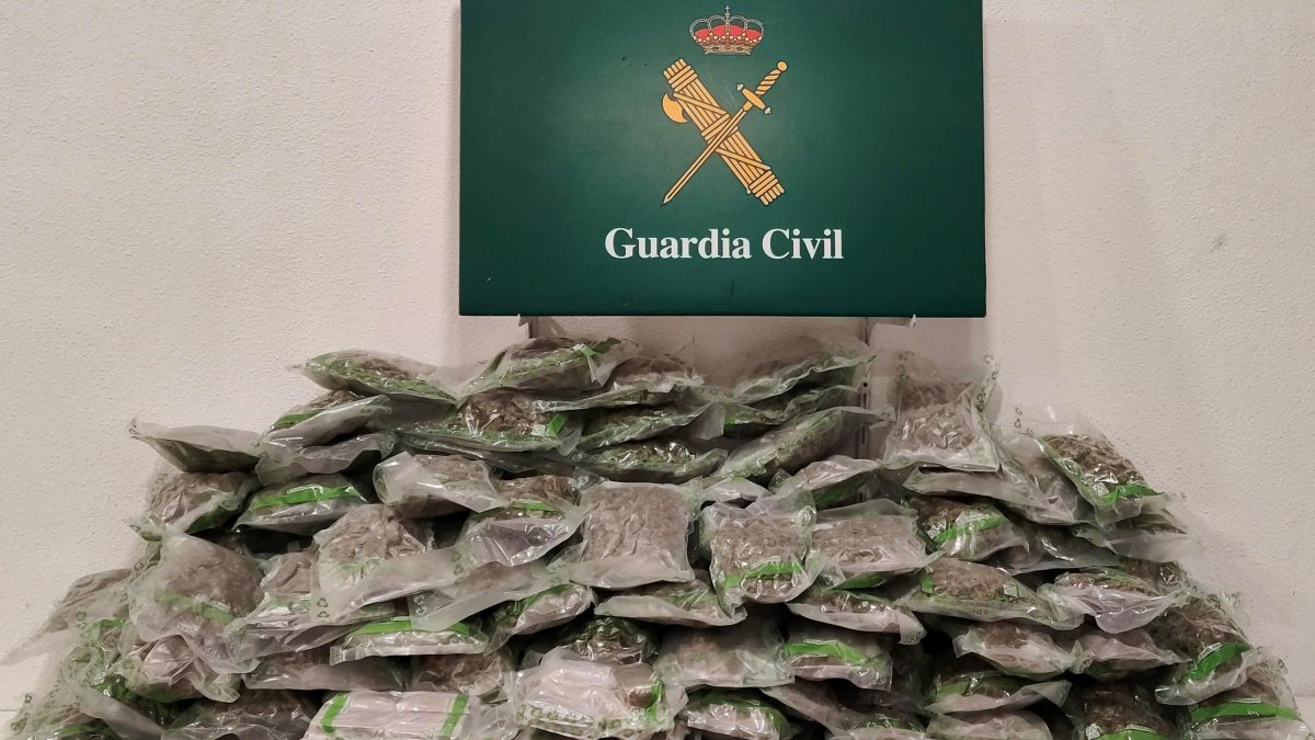 Las 156 bolsas envasadas al vacío con marihuana en el interior que la Guardia Civil ha encontrado escondidas en las ruedas de un coche en la Jonquera.