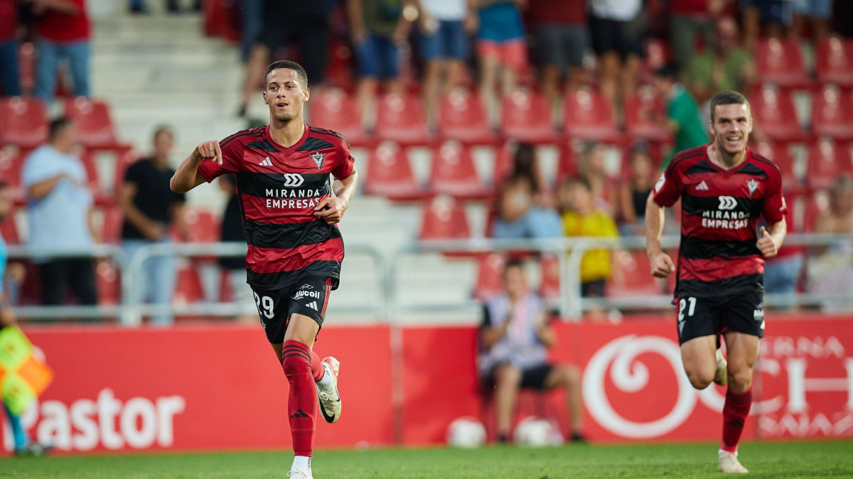 El davanter canari Alan Godoy aquesta temporada amb el CD Mirandés.
