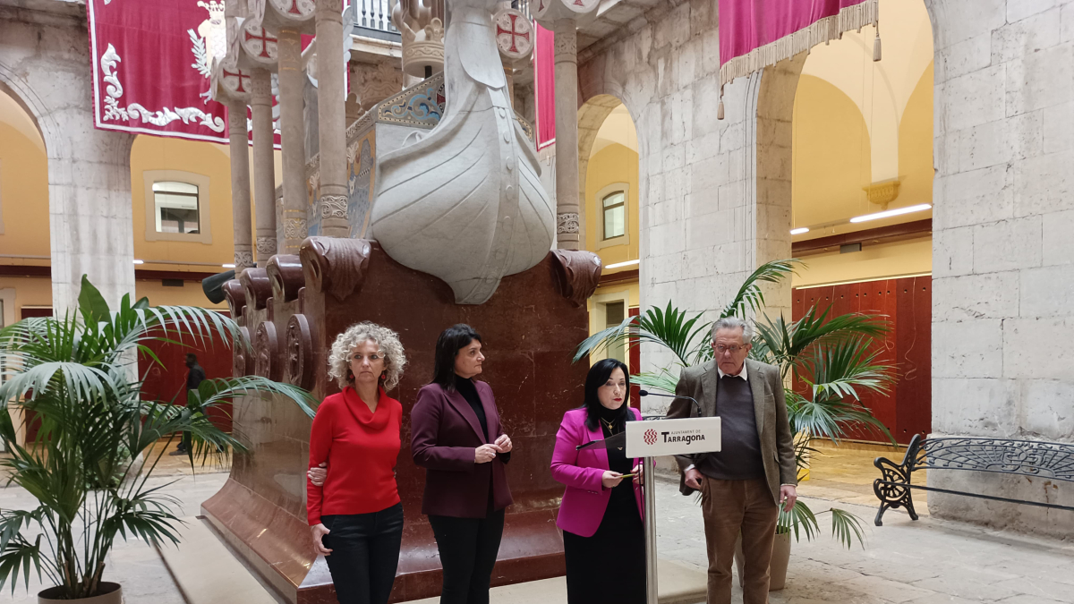 Imagen de la rueda de prensa del Grupo Parlamentario del PP en el patio Jaume I del Ayuntamiento de Tarragona.