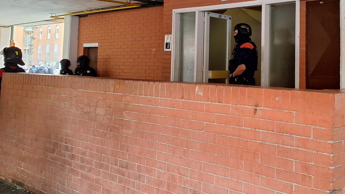 Los Mossos investigando un tiroteo en Mas Pellicer.