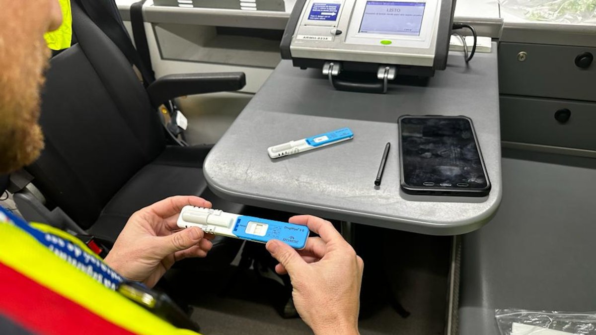 Un mosso d'esquadra en un control de detección de drogas.