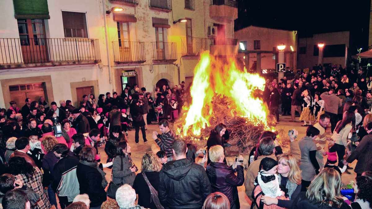La hoguera se encenizó el viernes, después del pregón y quedará encendido durante todas las fiestas, hasta su clausura el domingo por la noche.