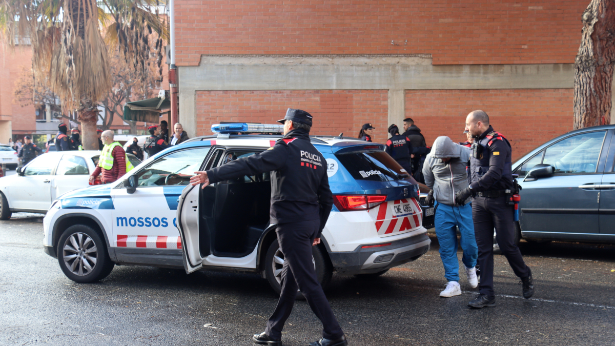 Momento en que los Mossos d'Esquadra han detenido a una persona presuntamente implicada en el tiroteo en el barrio Sant Josep Obrer de Reus.