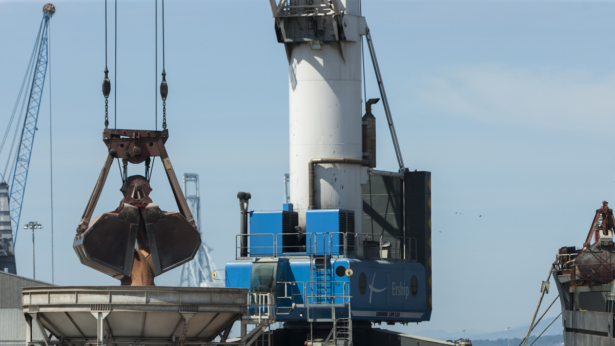 Maquinaria descargando grano en el puerto de Tarragona.