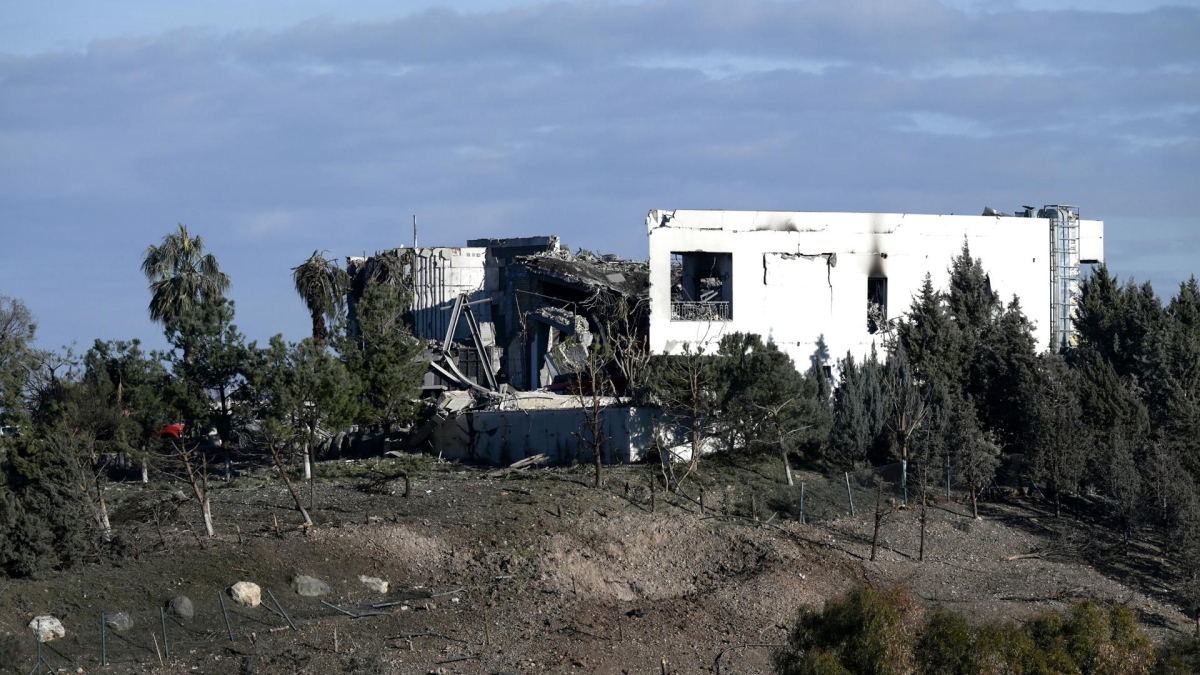 La casa destruïda d'un empresari kurd iraquià assasinat juntament a la seva família en els atacs amb míssils a la ciutat d'Erbil, al nord de l'Iraq.