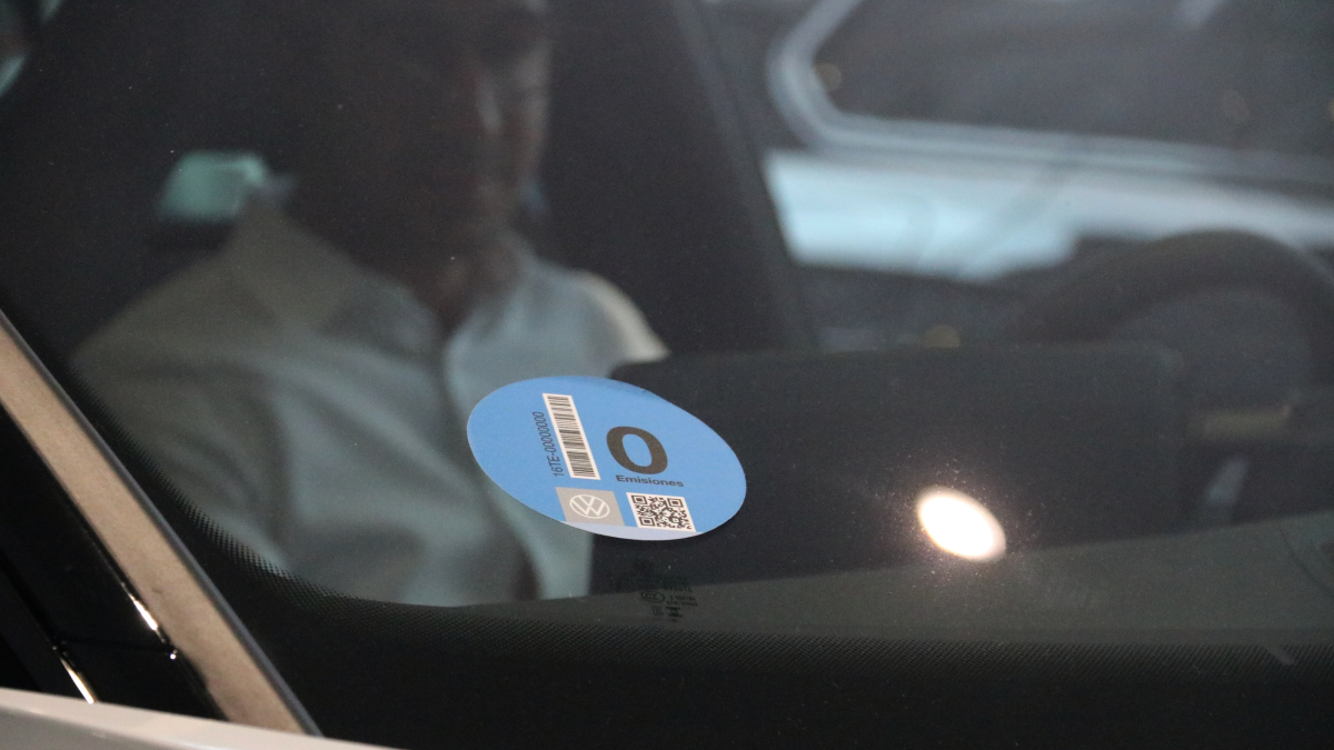 Un cotxe elèctric amb l'etiqueta de zero emissions.