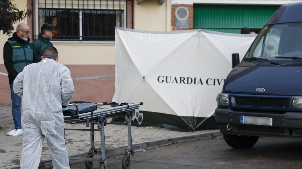 La Guardia Civil trabaja en el lugar donde se han hallado los cuerpos de los tres hermanos.
