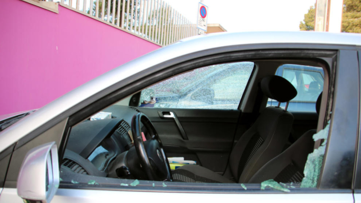 Imatge de com va quedar el cotxe tirotejat.