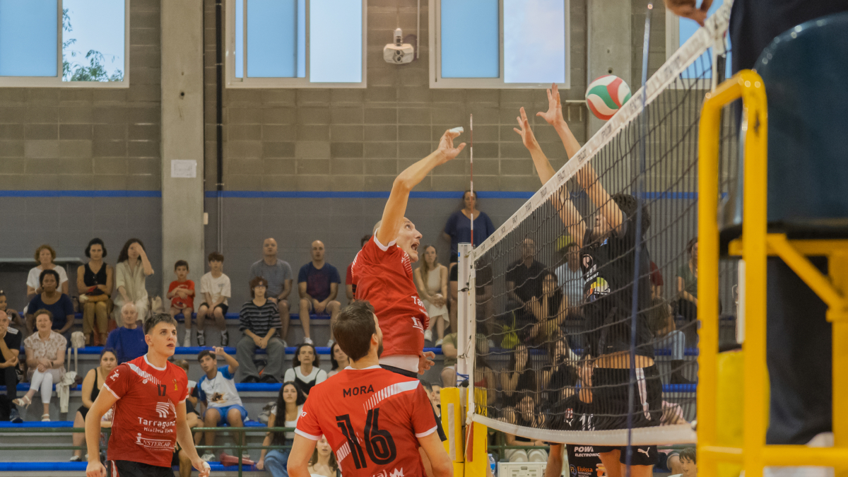 Julián García-Torres realizando uno remado contra el Ibiza