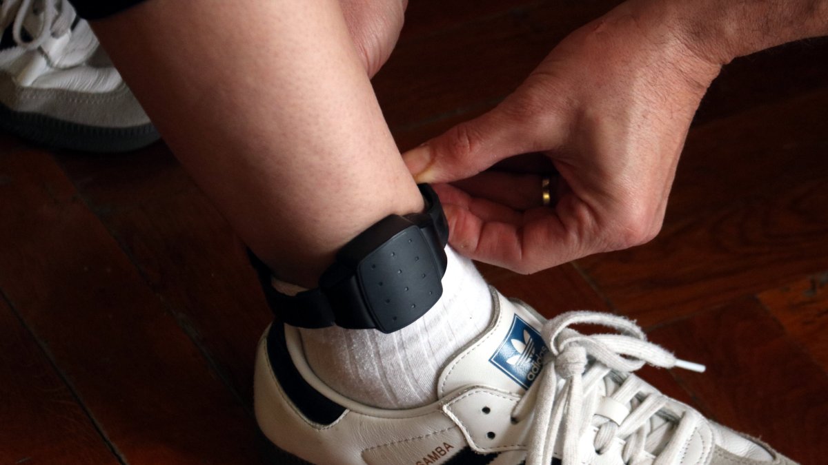 Una pulsera electrónica colocada en el tobillo de una persona.