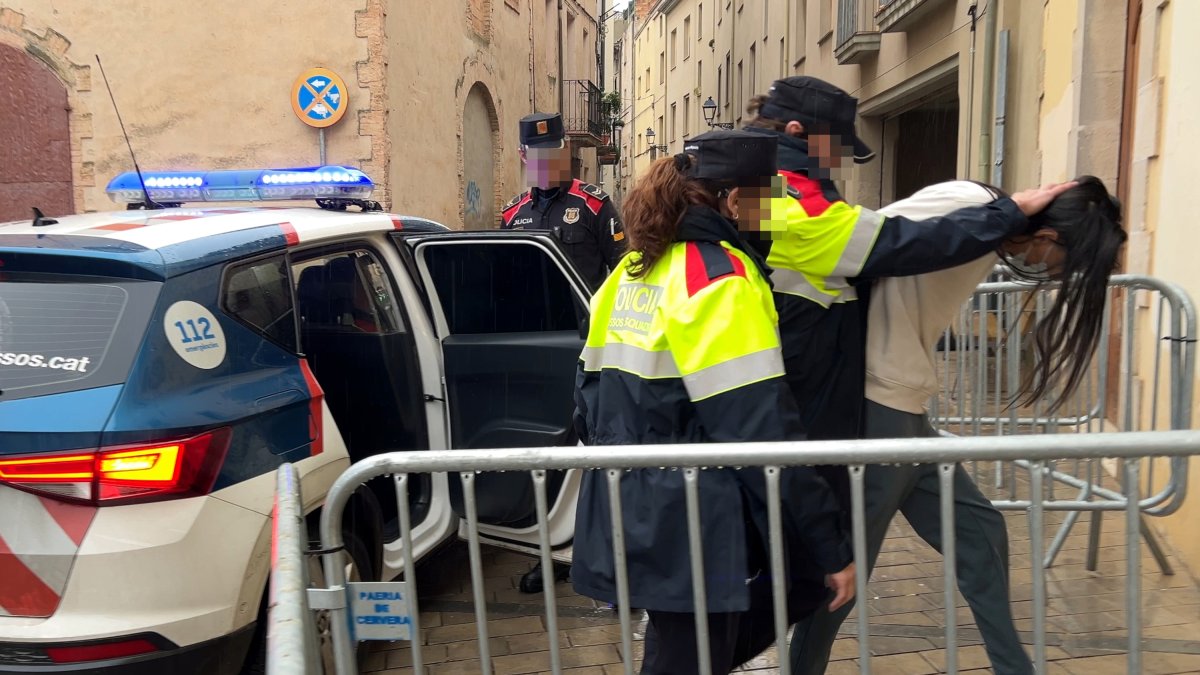 Entrada al juzgado de Cervera de un detenido por el crimen de Tàrrega.