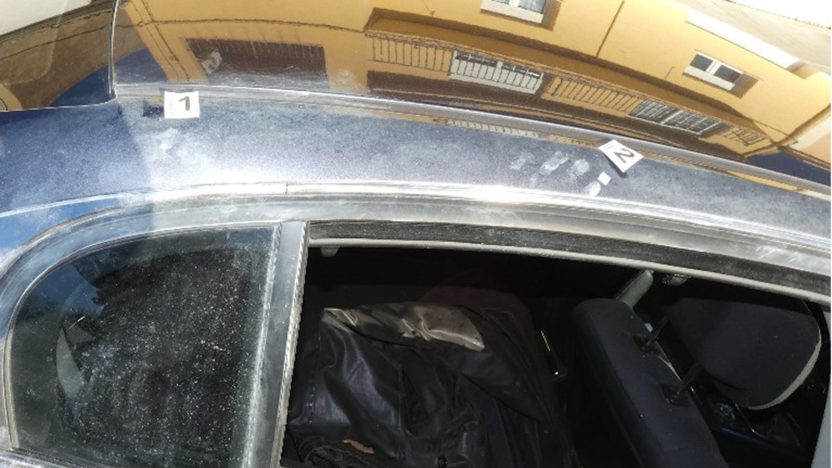 Una de las ventanas que reventó el sospechoso.