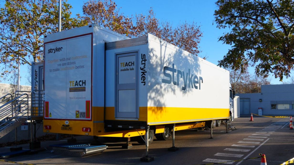 Imagen del trailer ubicado en el aparcamiento del Parque Sanitari Joan XXIII.