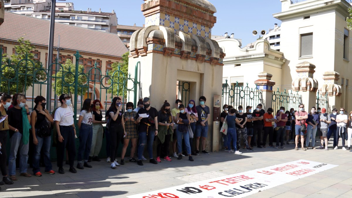 Una setantena de persones concentrades contra els abusos sexuals denunciats a l'Aula de Teatre de Lleida.