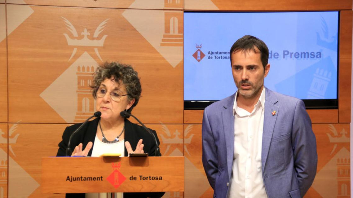 La regidora d'Hisenda, Maria Jesús Viña, i l'alcalde de Tortosa, Jordi Jordan.