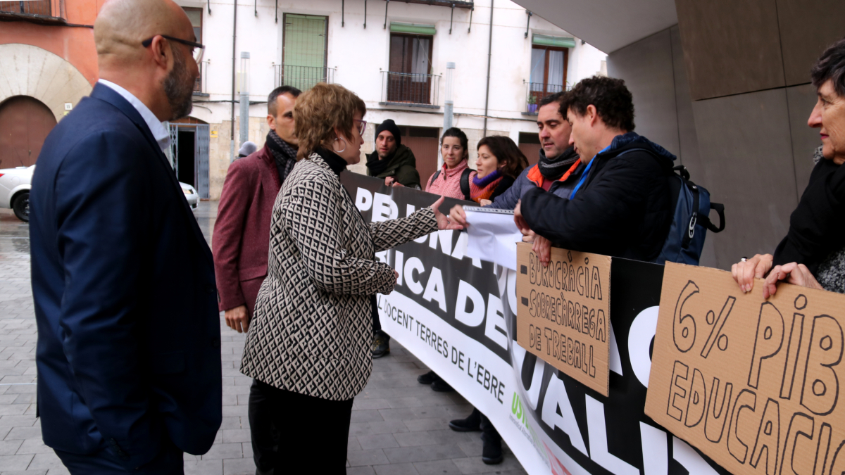 La consejera Anna Simó recibe un manifiesto de los sindicatos del sector a las puertas de la delegación del Gobierno en Tortosa.