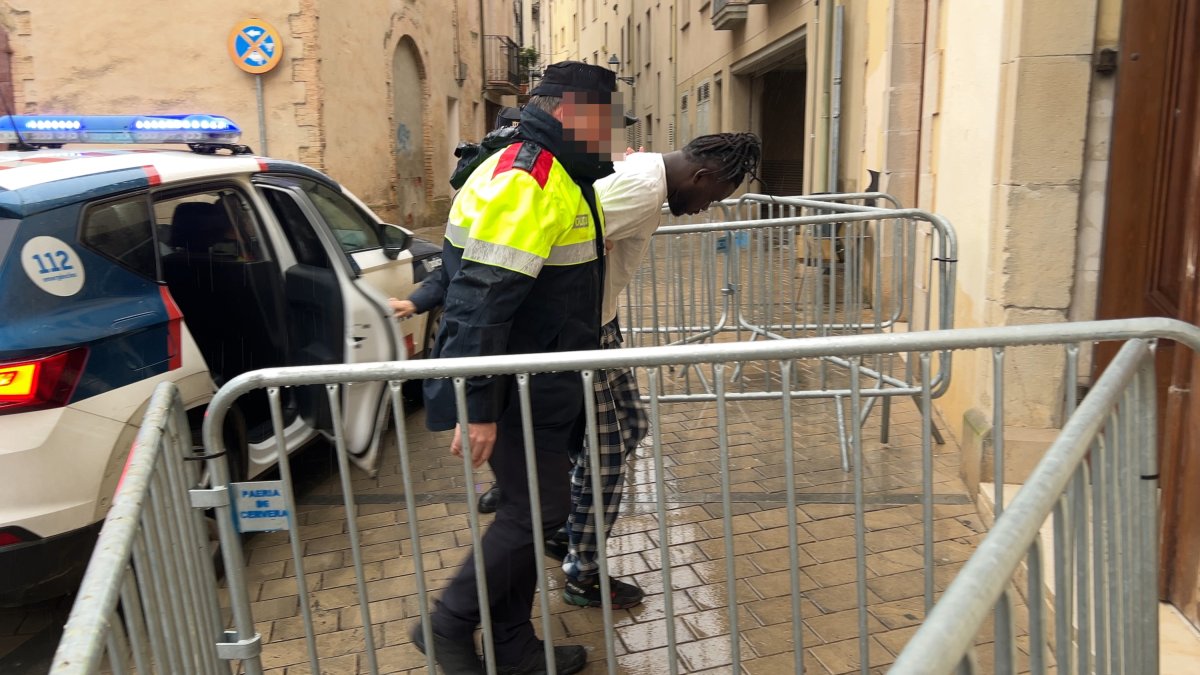 Entrada al juzgado de Cervera de un detenido por el crimen de Tàrrega.
