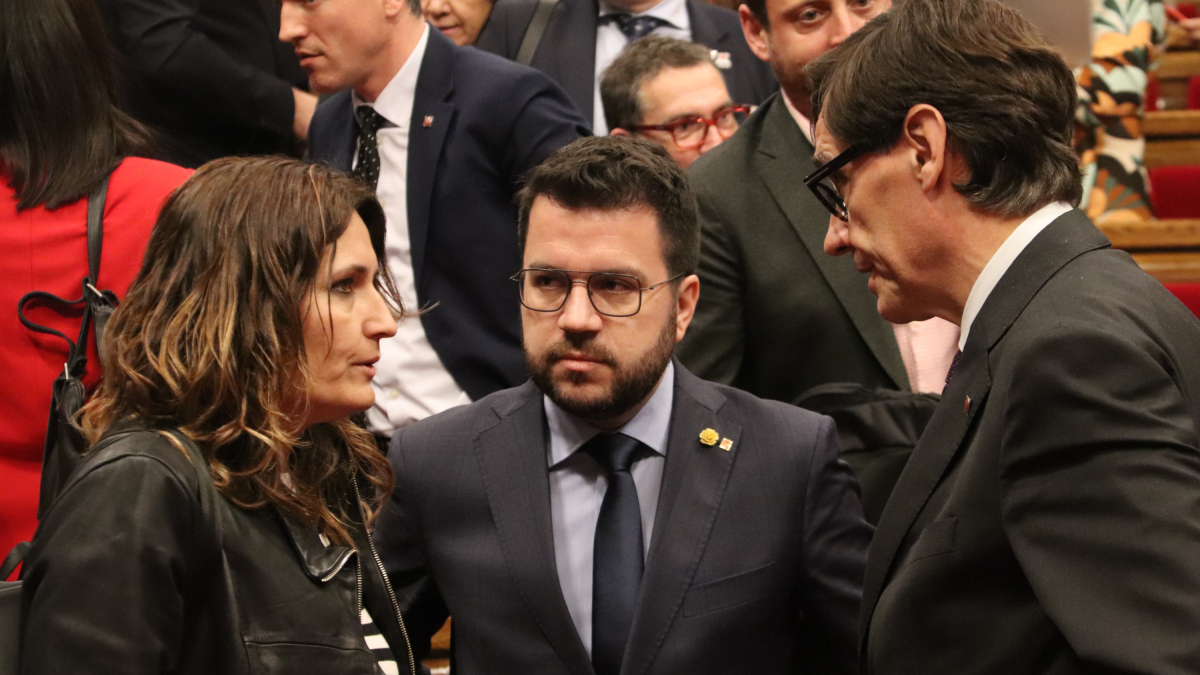 El president de la Generalitat, Pere Aragonès, la consellera de la Presidència, Laura Vilagrà, i el líder del PSC, Salvador Illa, parlen després d'aprovar lei d'acompanyament als pressupostos de la Generalitat per al 2023.