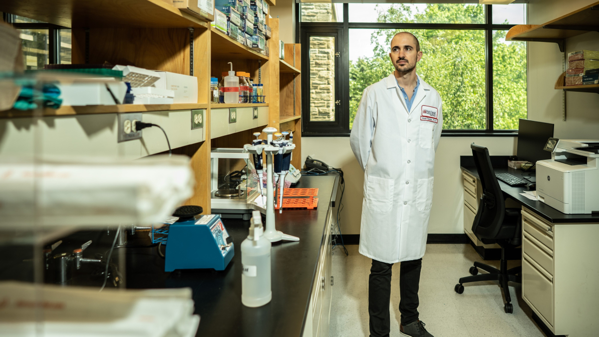 El científic català Israel Cañadas, del Fox Chase Cancer Center de Filadèlfia (Estats Units), al laboratori.