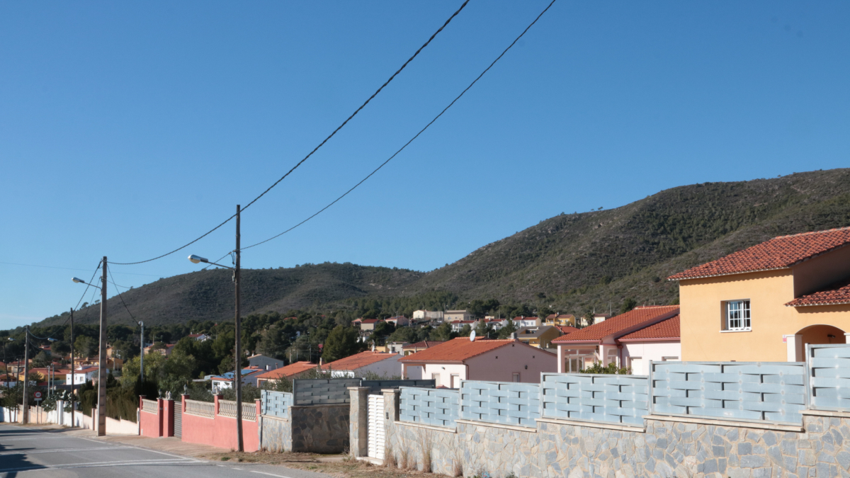 Una de les vies principals de la urbanització més poblada del Montmell, el Mirador del Penedès.