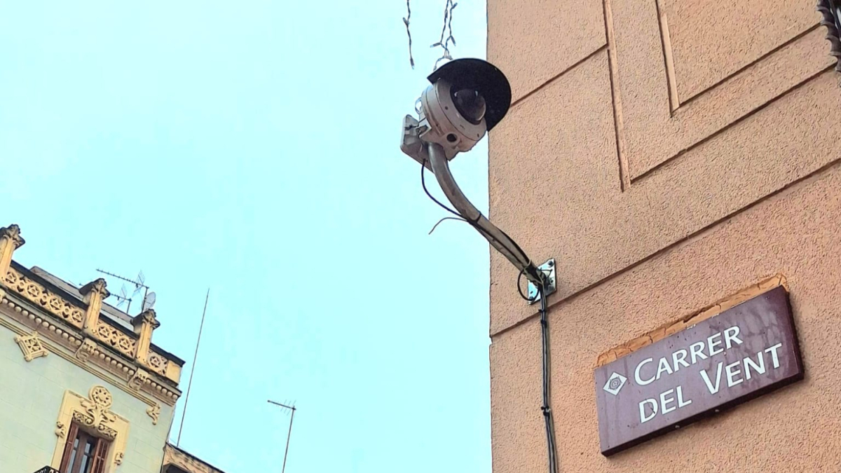Càmera de videovigilància i cobertura wifi al carrer del Vent de Reus.
