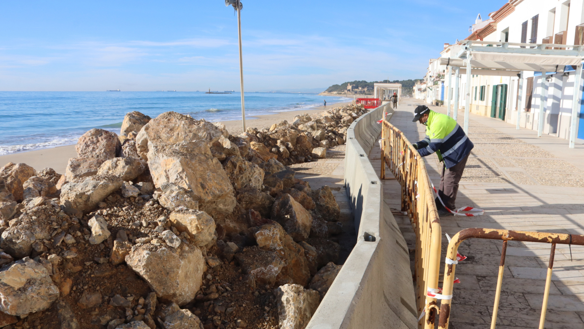 Un operari treballa en les obres de reforç del passeig de Botigues de Mar d'Altafulla.