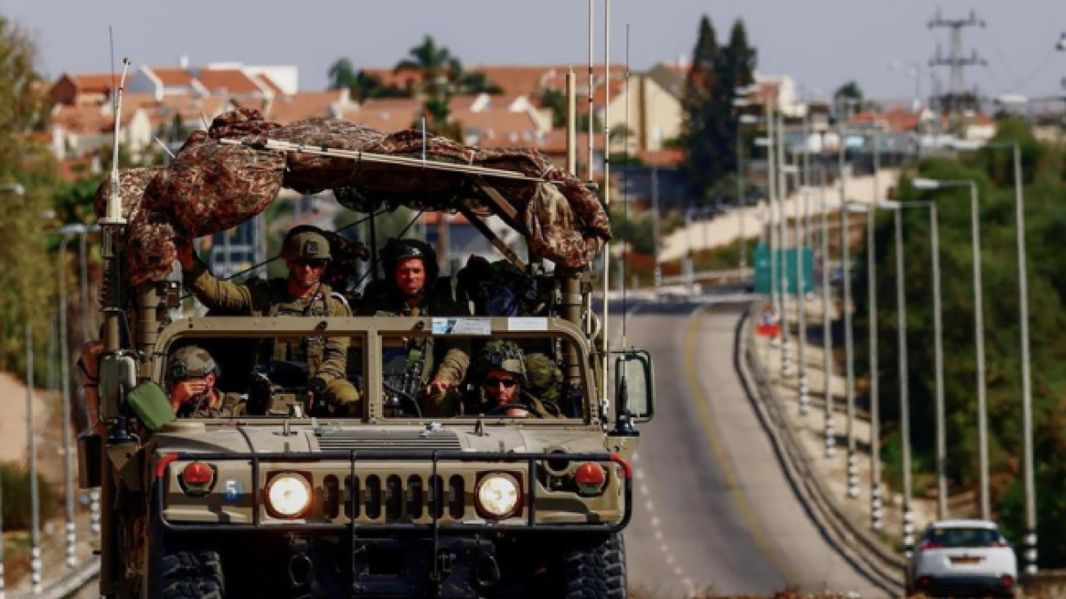 Imatge d'arxiu d'un vehicle militar amb soldats israelians.