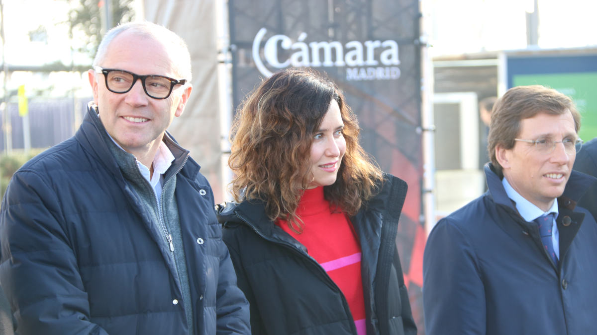 La presidenta de la Comunidad de Madrid, Isabel Díaz Ayuso, y el alcalde de Madrid, José Luis Martínez-Almeida y Stefano Dominicali, de F1.
