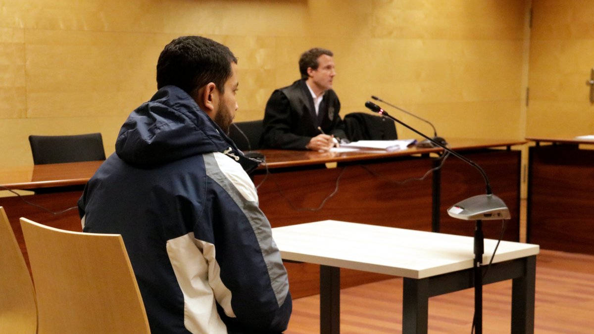 El acusado de retener a una mujer contra su voluntad en un piso de Gerona. Foto del juicio en la Audiencia.