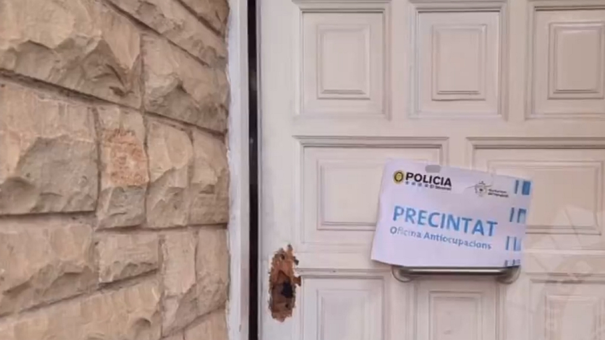 Imatge d'una porta precintada per l'oficina antiocupació.
