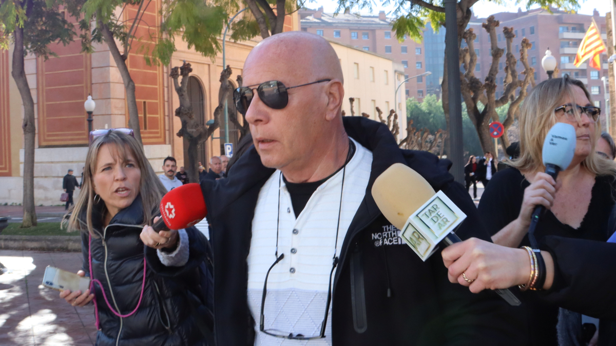 Imagen del padre de Rosa Peral al salir del Palacio de Justicia de Tarragona.