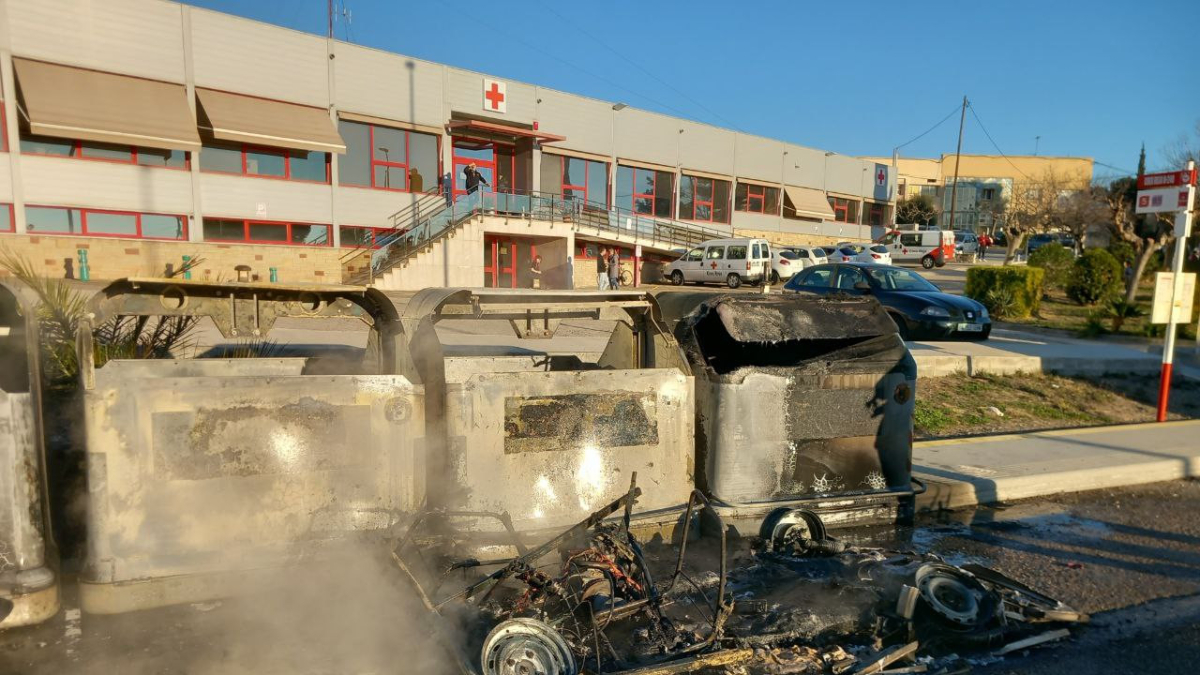 Imatge dels contenidors i el vehicle cremays