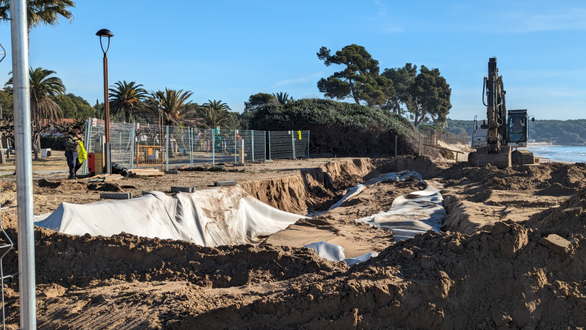 Els treballs de reordenació de la zona litoral i del sistema dunar a la Platja Llarga duraran uns dos mesos.