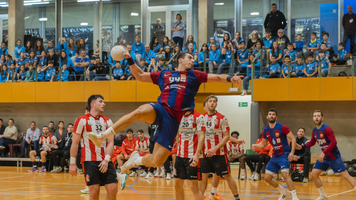 El duelo entre el Barça y el Puerto Sagunto con las gradas del Pabellón Municipal llenas.