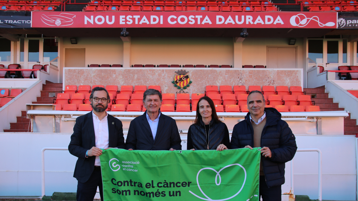 Representants de l’Associació contra el Càncer i el Nàstic.