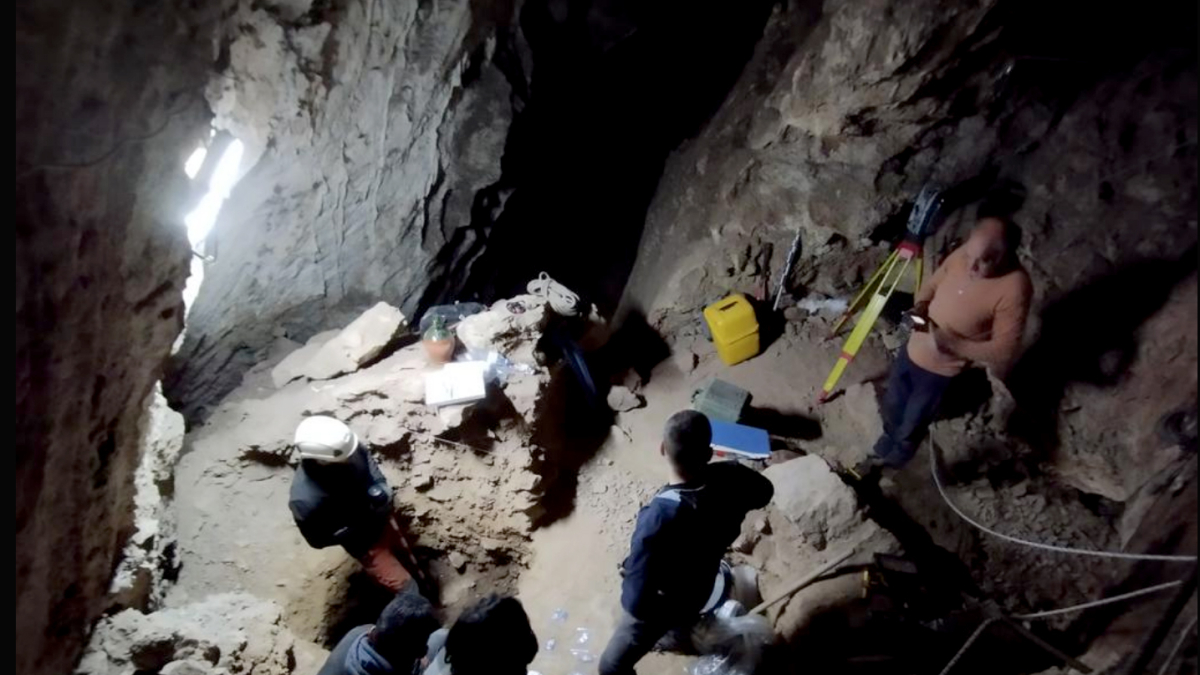 Excavaciones de los investigadores del IPHES-BÚSQUEDA en la cueva de los Badenes, en Vimbodí y Poblet.