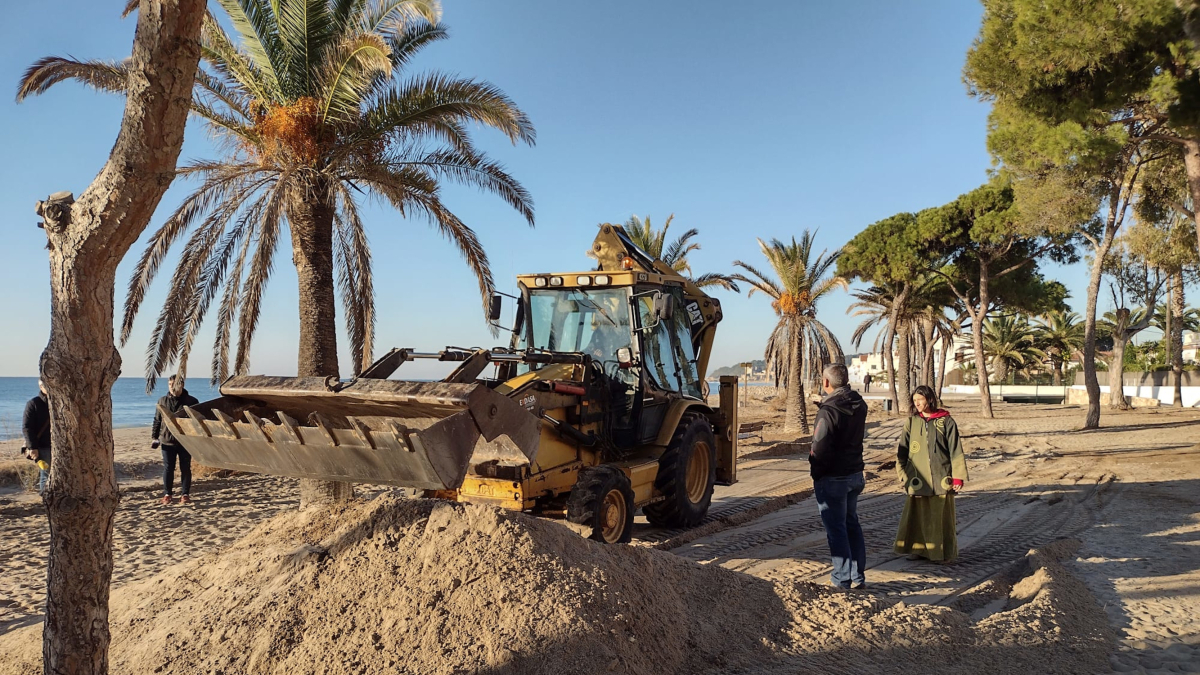 La coalcaldesa y concejala de Medio Ambiente de Altafulla, Alba Muntadas, observando los trabajos para reconstruir el cordón dunar del parque de Voramar del municipio, iniciados este lunes.