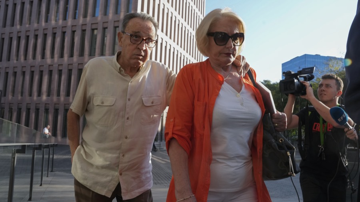 L'exvicepresident del Comitè Tècnic d'Àrbitres (CTA) José María Enríquez Negreira, acompanyat de la seva esposa.