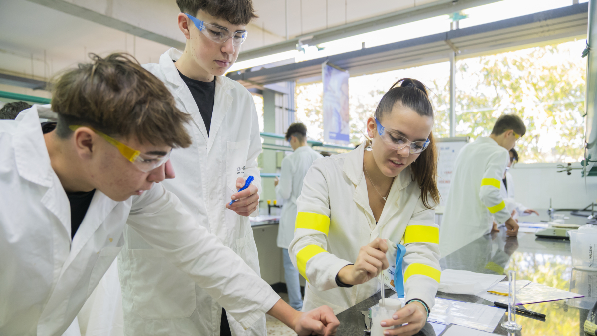 Los talleres de ciencia se celebran en los laboratorios del ETSEQ de la URV.