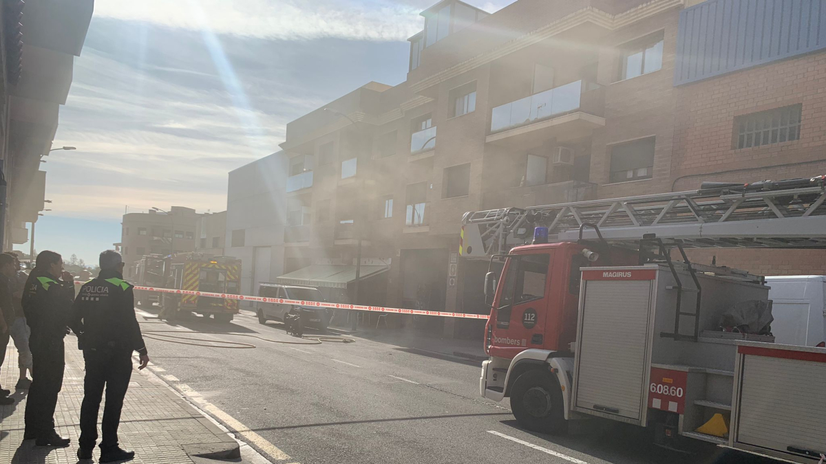 Imagen de la calle Pere Benavent donde se encuentra el taller donde se ha producido el incendio.