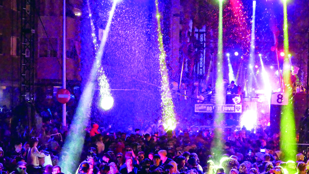 Un total de 28 grupos y 3.000 participantes desfilan en la fiesta del Coso Blanco.