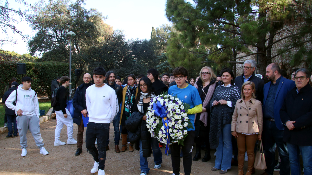 Alumnos de las Escuelas Embajadoras del Parlamento Europeo en la demarcación de Tarragona haciendo la ofrenda floral en el homenaje hecho a las víctimas del holocausto a Tarragona.