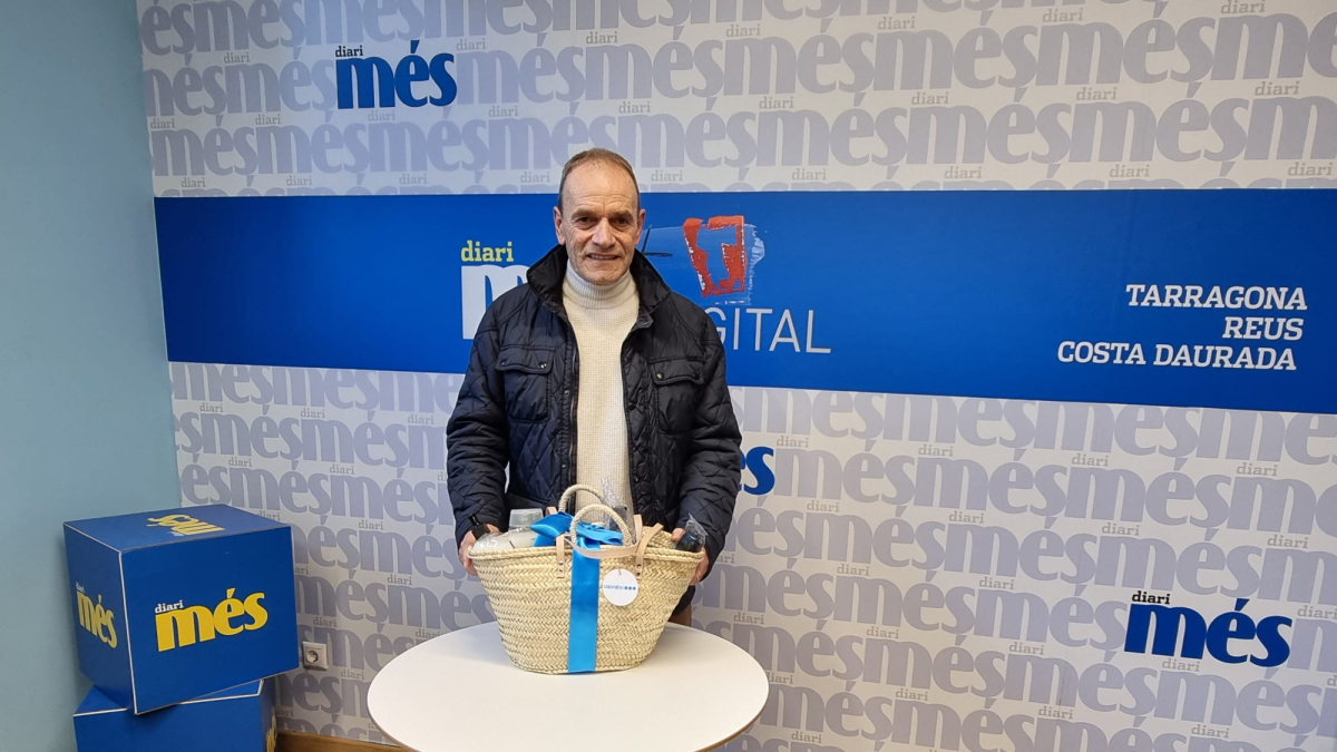Jaime Borras Teixido recull la cistella de Caprabo i Diari Més.