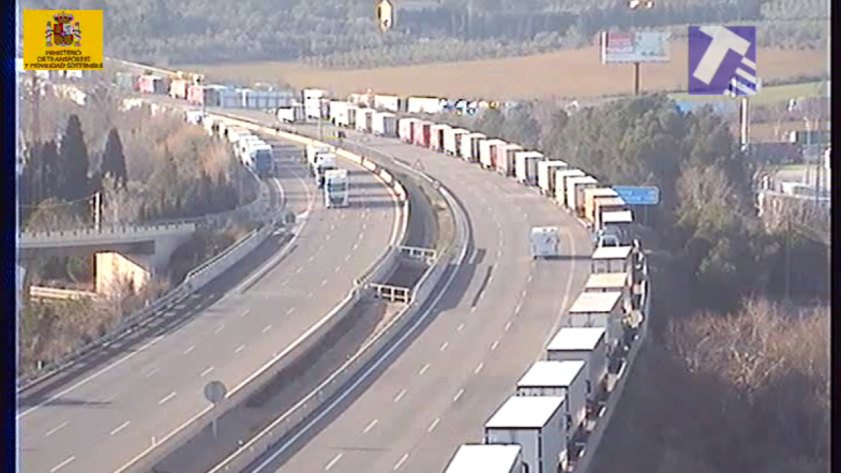 El camions esperant al voral de l'AP-7 a Figueres Nord que s'obri l'autopista en direcció França.