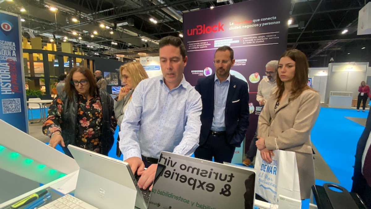 L’alcalde, Rubén Biarnés, i la regidora de Turisme i Comerç, Lorena Sastre, a Fitur.