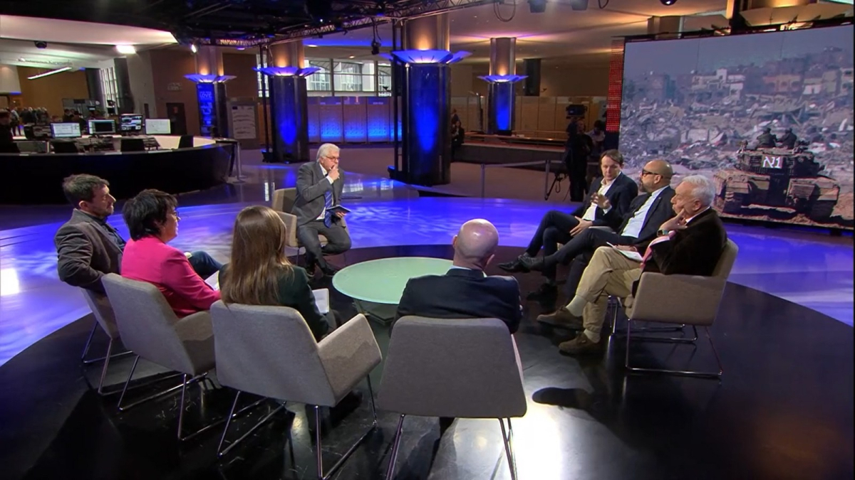 Un momento del programa 'Aquí parlem' de TVE emitido desde el Parlamento Europeo con participación de eurodiputados de partidos catalanes y españoles.