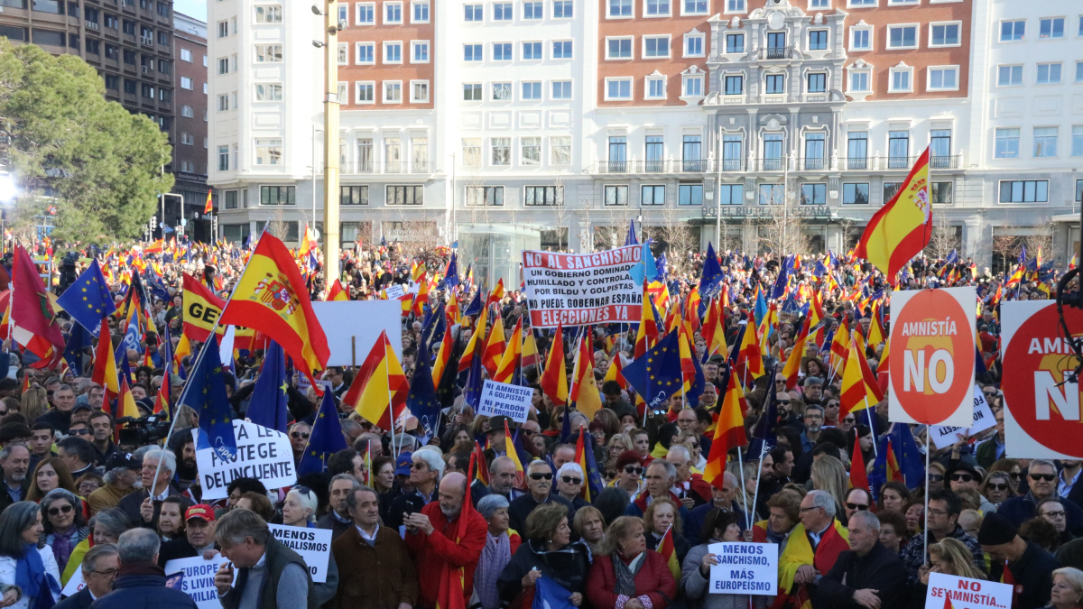 La concentració del PP contra l'amnistia a la plaça Espanya de Madrid.