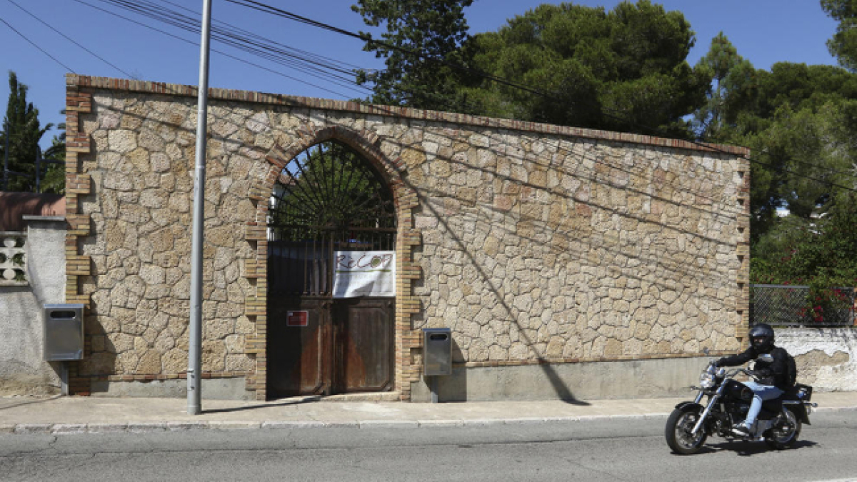 El Cementerio de los Jans, un espacio construido el siglo XIX, está ubicado en el paseo marítimo Rafael Casanova.